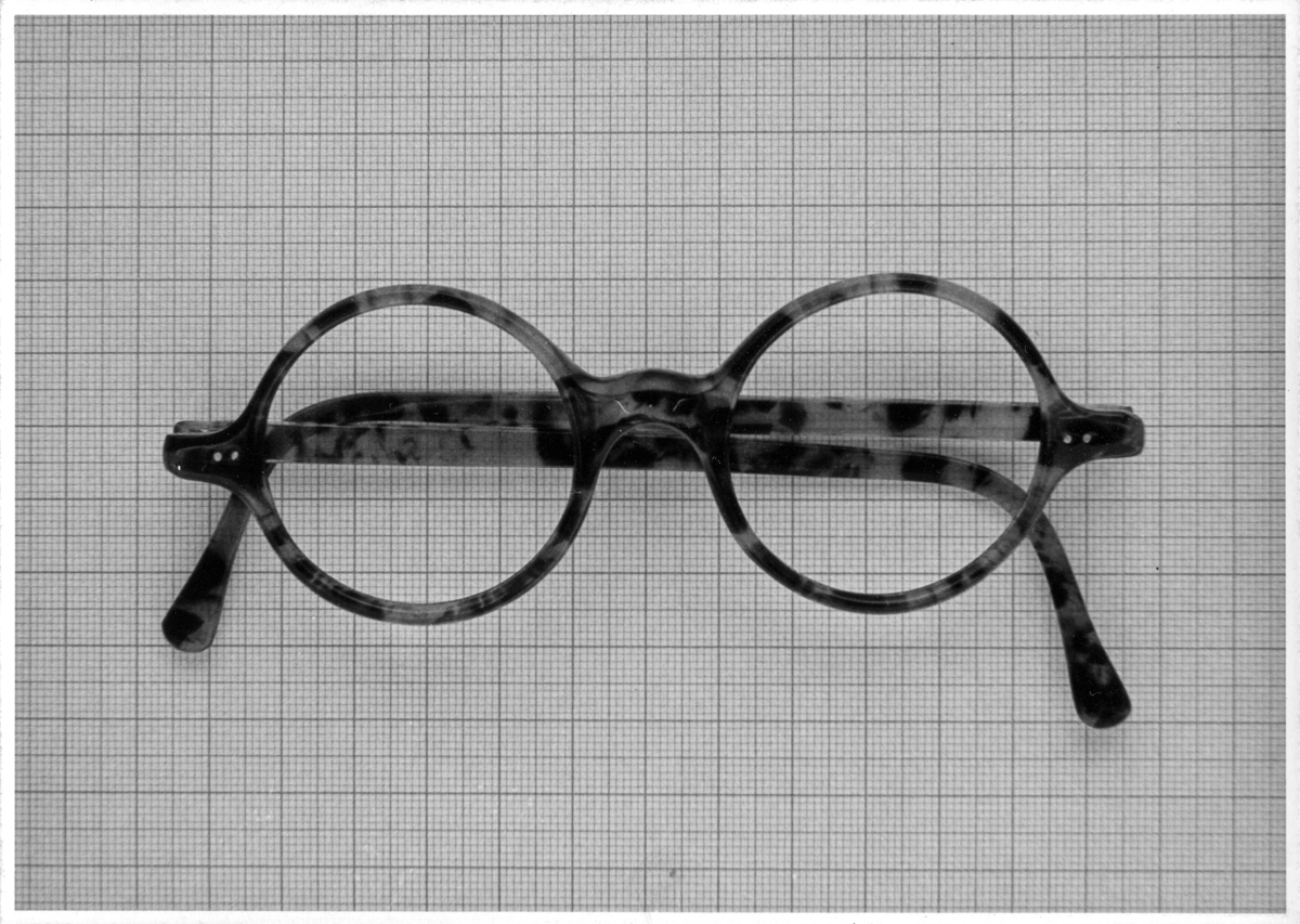 TEGG – Bild »Brille« aus Bilderserie »Frühe Arbeiten – Stillleben«