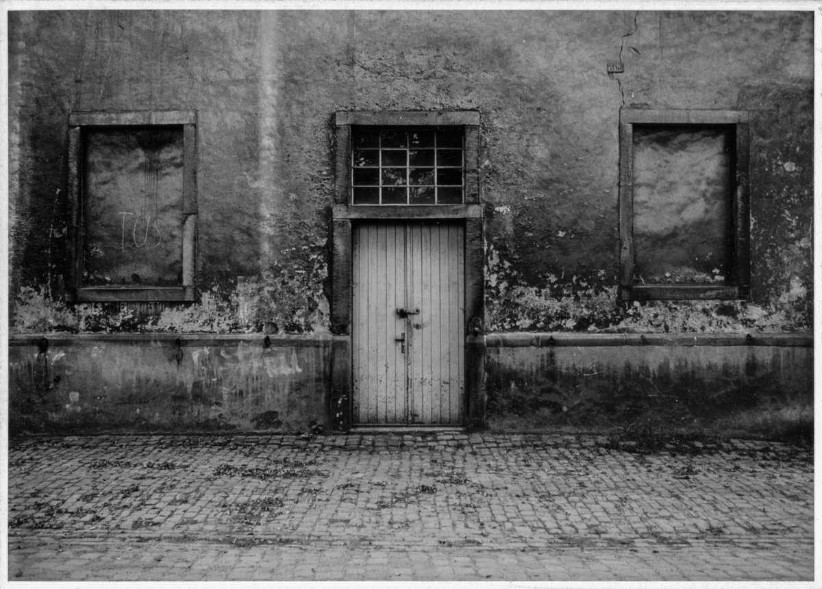 TEGG – Bild »TUS« aus Bilderserie »Frühe Arbeiten – Fassaden«