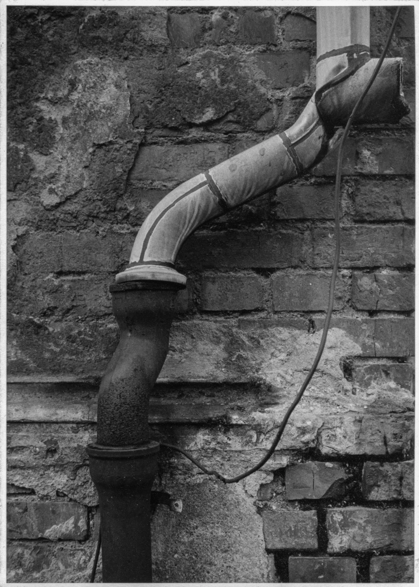 TEGG – Bild »Fallrohr« aus Bilderserie »Frühe Arbeiten – Rohre«