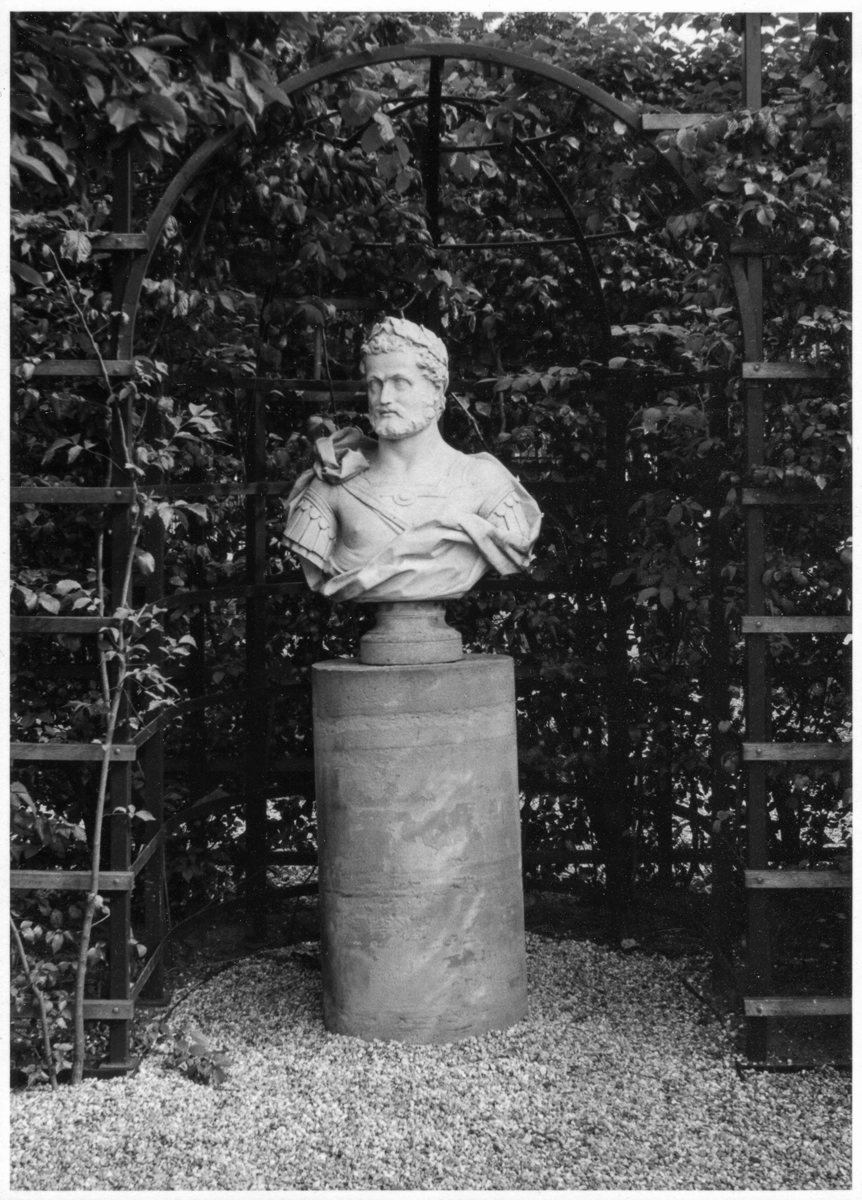 TEGG – Bild »Büste« aus Bilderserie »Frühe Arbeiten – Sammelsurium«